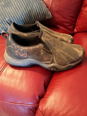 Realtree Men's Slip-On Camo Loafers in Brown and Black Size 8